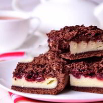 Шоколадный пирог с творогом и вишней