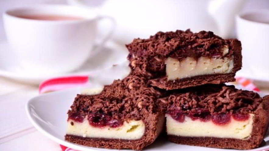 Рецепт шоколадного пирога с творогом и вишней