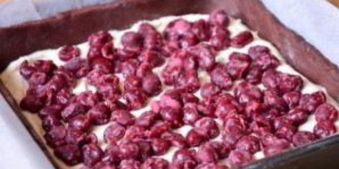 Рецепт шоколадного пирога с творогом и вишней