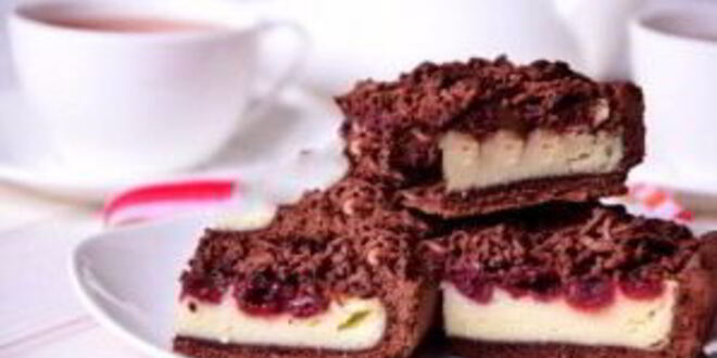 Рецепт шоколадного пирога с творогом и вишней