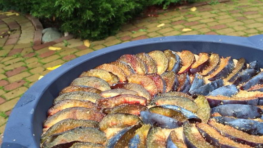 Рецепт сливового пирога на пиве