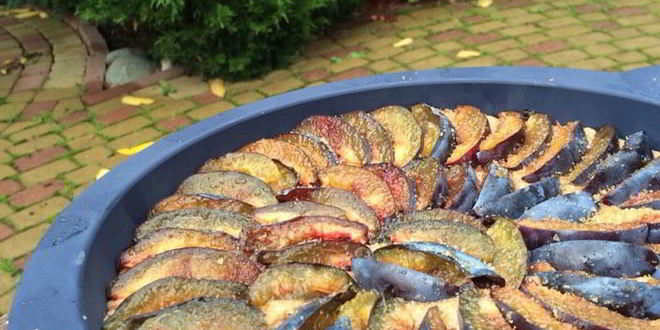 Рецепт сливового пирога на пиве