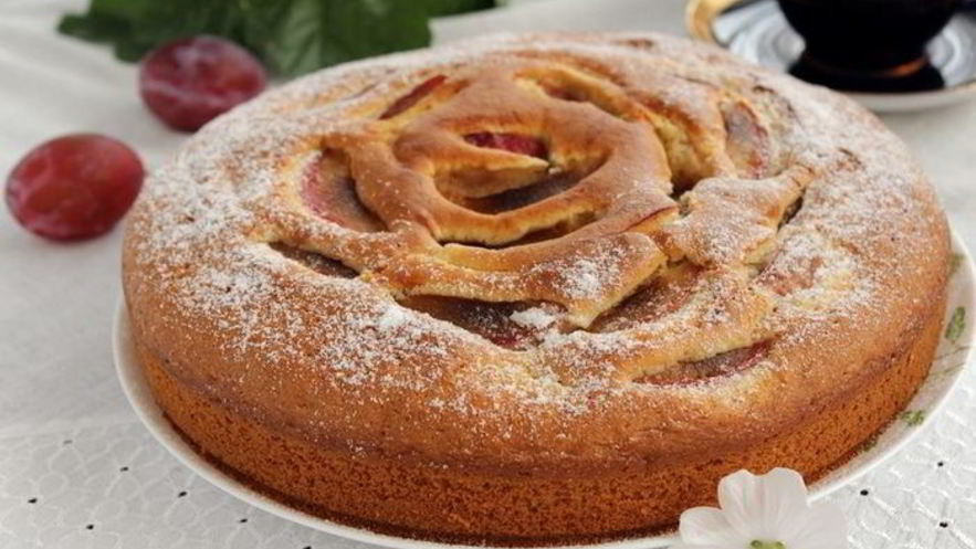 Рецепт сливового пирога с коньяком