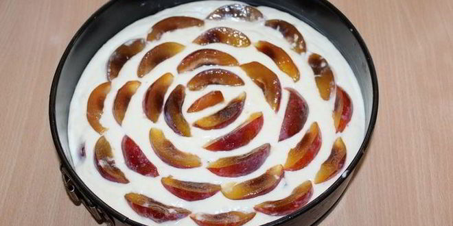 Рецепт сливового пирога с коньяком