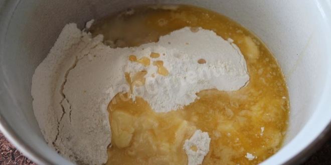 Рецепт яблочного пирога со сгущенкой