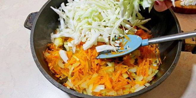 Рецепт заливного пирога с тушеной капустой