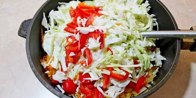 Рецепт заливного пирога с тушеной капустой