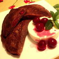 Рецепт Блинных шоколадных пирожков с вишней