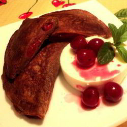 Рецепт Блинных шоколадных пирожков с вишней