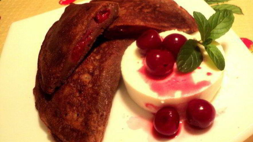 Рецепт блинных шоколадных пирожков с вишней