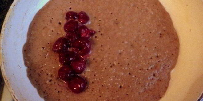 Рецепт блинных шоколадных пирожков с вишней