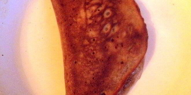 Рецепт блинных шоколадных пирожков с вишней