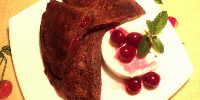 Рецепт блинных шоколадных пирожков с вишней