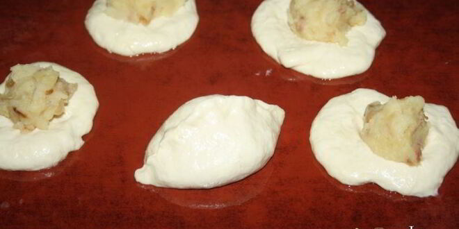 Рецепт дрожжевых пирожков с картошкой и грудинкой