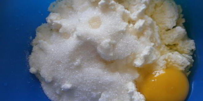 Рецепт дрожжевых пирожков с творогом и клубникой