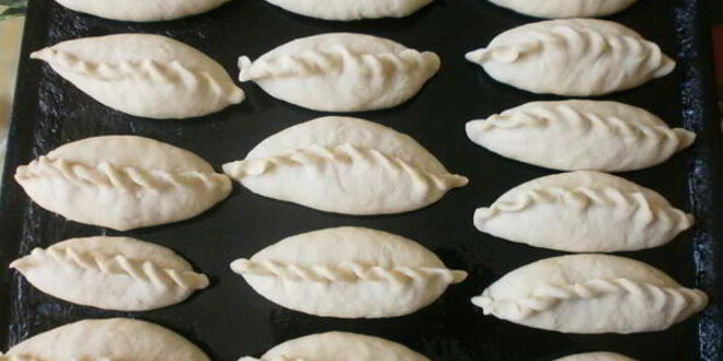 Рецепт дрожжевых пирожков с творогом и клубникой