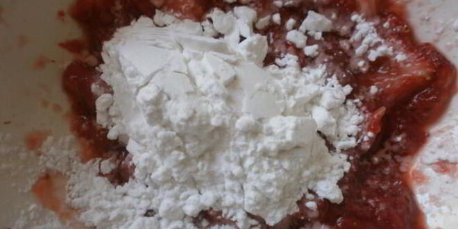 Рецепт дрожжевых пирожков с творогом и клубникой