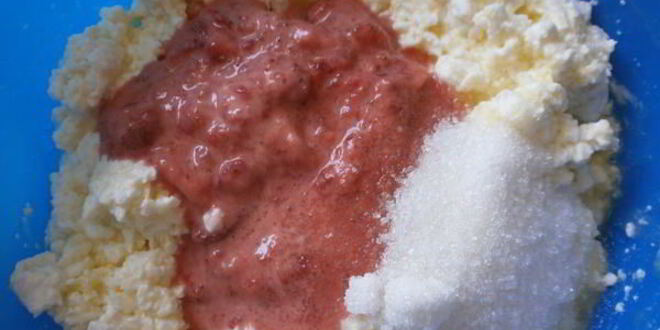 Рецепт дрожжевых пирожков с творогом и клубникой