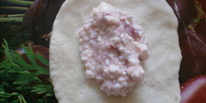 Рецепт дрожжевых пирожков с творогом и клубникой