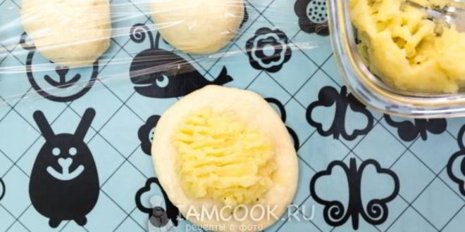 Рецепт духовых пирожков с картофелем и луком