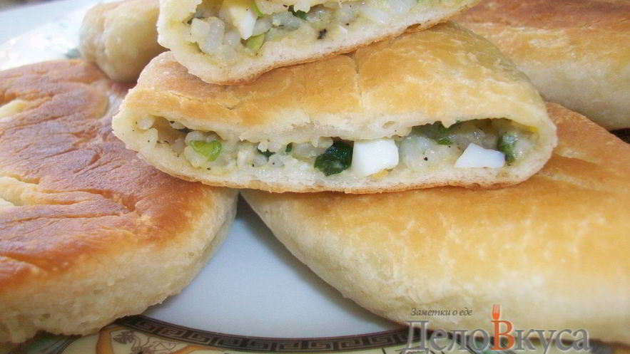 Рецепт пирожков из дрожжевого теста с яйцом, луком и рисом