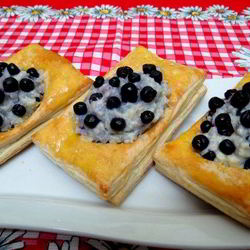 Рецепт Пирожков с черникой из слоеного теста