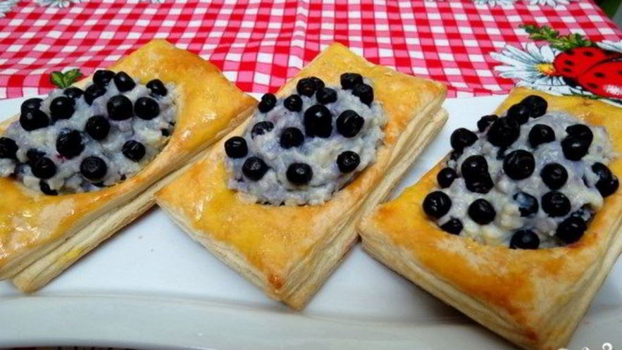 Рецепт пирожков с черникой из слоеного теста
