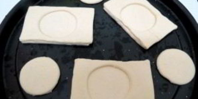 Рецепт пирожков с черникой из слоеного теста