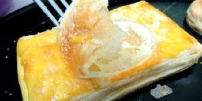 Рецепт пирожков с черникой из слоеного теста