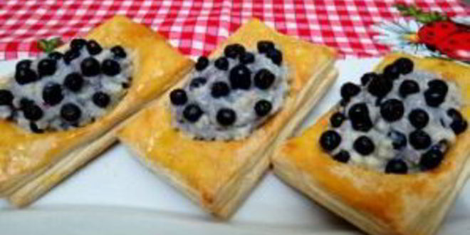 Рецепт пирожков с черникой из слоеного теста