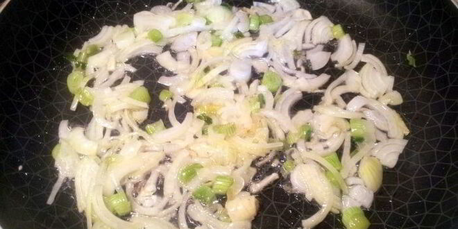 Рецепт пирожков с начинкой из курицы и зеленого лука в сливочном соусе