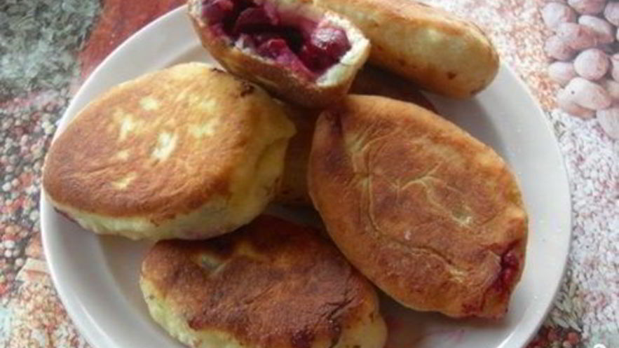 Рецепт пирожков с вишней на сковороде