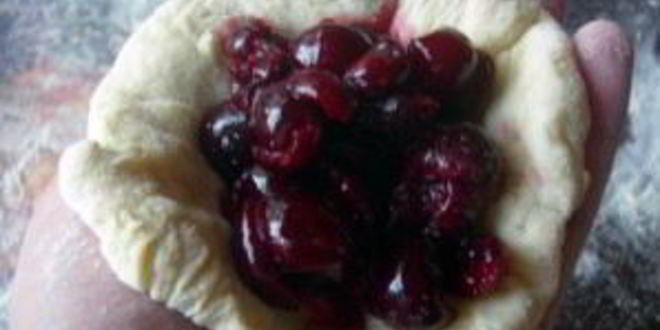 Рецепт пирожков с вишней на сковороде