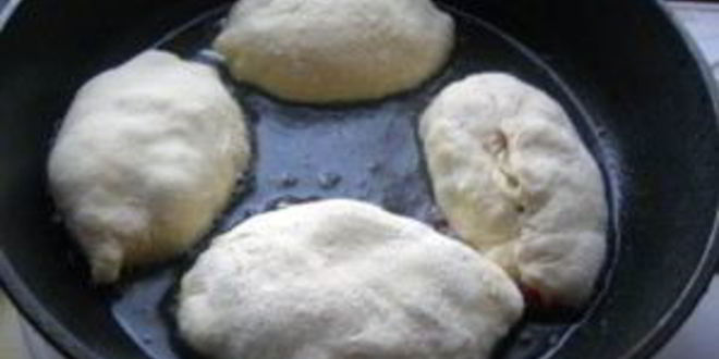 Рецепт пирожков с вишней на сковороде