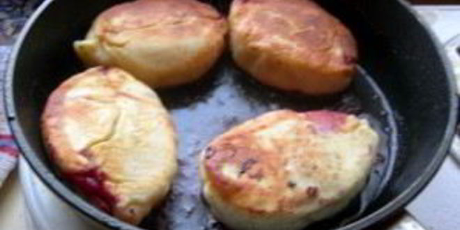 Рецепт пирожков с вишней на сковороде