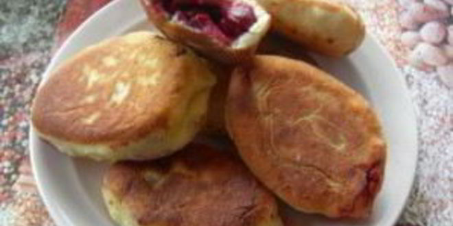 Рецепт пирожков с вишней на сковороде