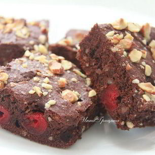 Рецепт Брауни с вишней и миндалем