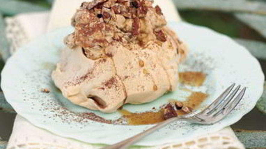 Рецепт кофейного пирожного pavlova с кремом капучино