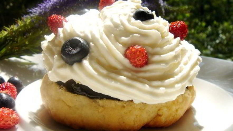 Рецепт пирожного с черничным киселем, земляникой и сливками