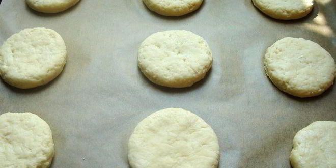 Рецепт пирожного с черничным киселем, земляникой и сливками