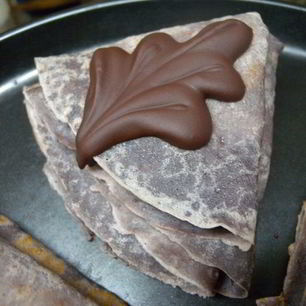 Рецепт Пирожных блинных Обамок в шоколаде с ванильным пудингом и вишней