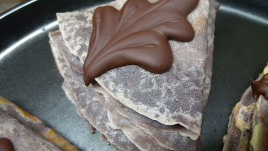 Рецепт пирожных блинных обамок в шоколаде с ванильным пудингом и вишней