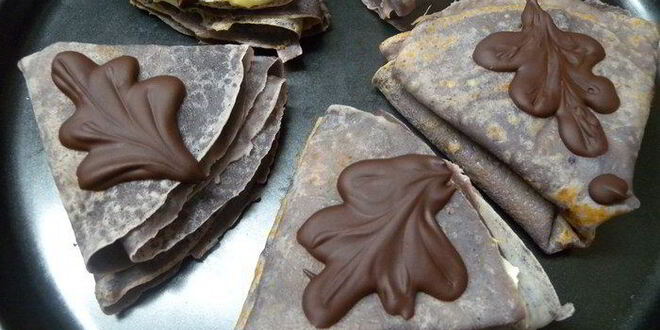 Рецепт пирожных блинных обамок в шоколаде с ванильным пудингом и вишней