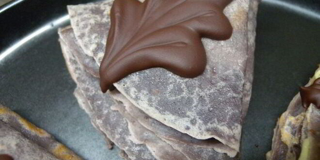 Рецепт пирожных блинных обамок в шоколаде с ванильным пудингом и вишней