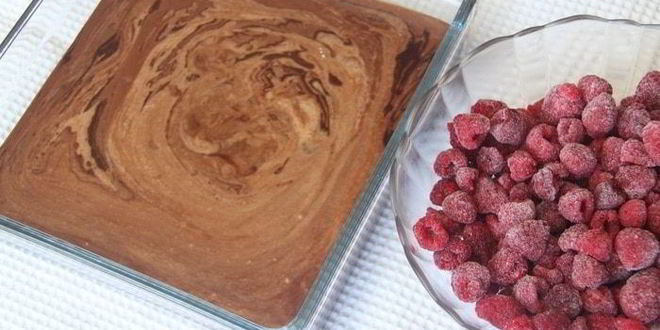 Рецепт шоколадного брауни с малиной