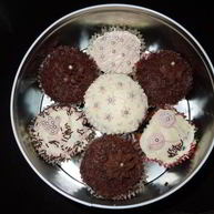 Рецепт Шоколадных пирожных с шоколадным и ванильным кремом