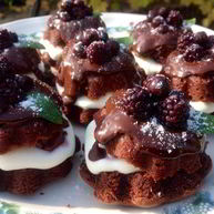 Рецепт Шоколадных пирожных с вишней