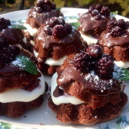 Рецепт Шоколадных пирожных с вишней