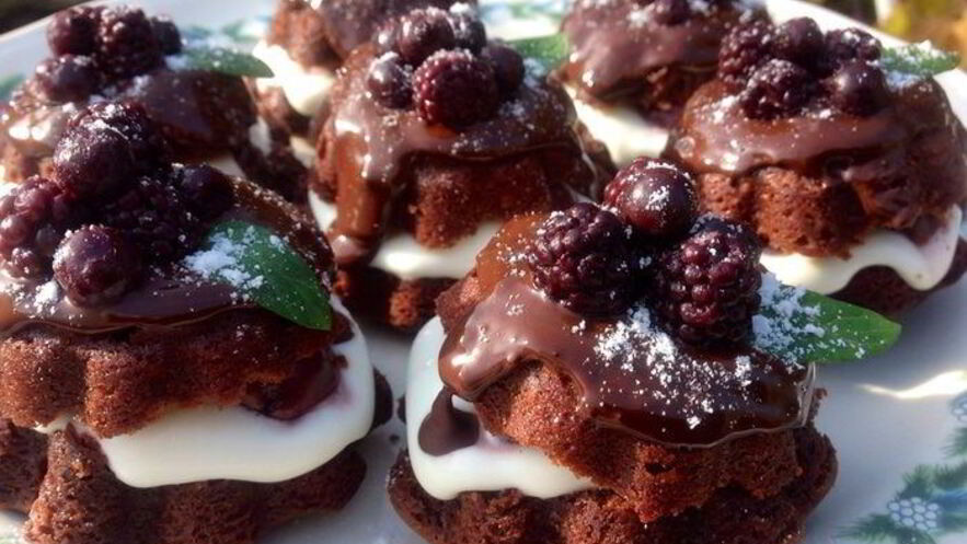 Рецепт шоколадных пирожных с вишней