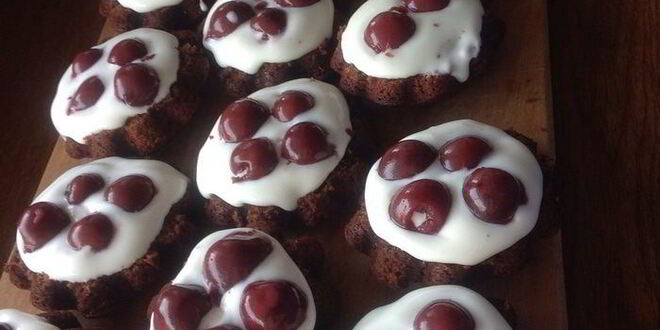 Рецепт шоколадных пирожных с вишней